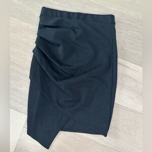 BOOHOO BLACK ASYMMETRICAL SKIRT SIZE 2